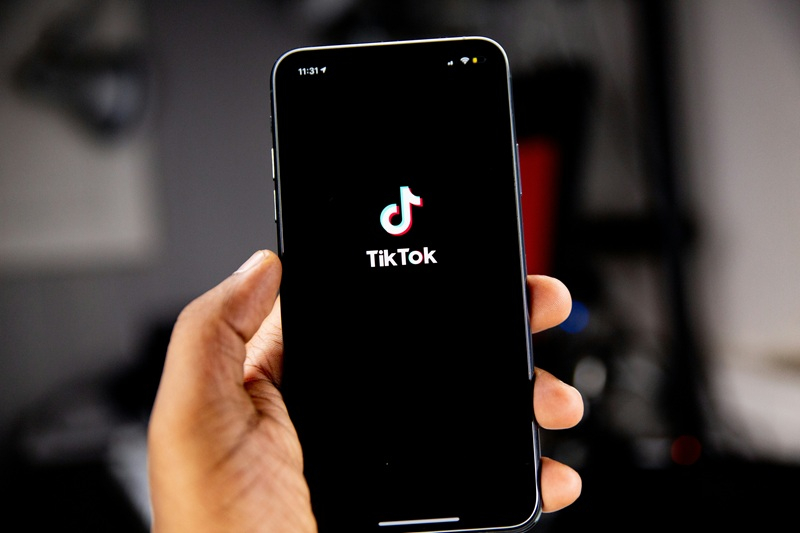 ES займатиметься TikTok і Instagram через їх «залежний» дизайн.