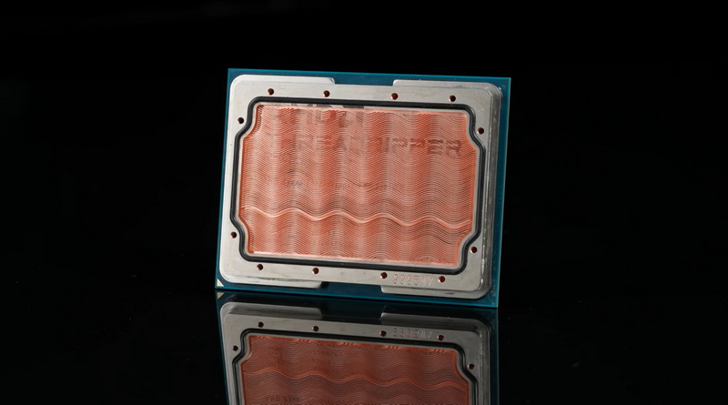 Threadripper Pro 9995WX досяг 5,3 ГГц без азоту: замінили кришку на водовиправник, підключили охолоджувач і 140 літрів води.