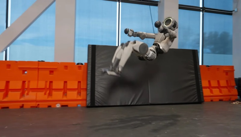 Boston Dynamics навчив робота Atlas виконувати «рондат» — сальто назад