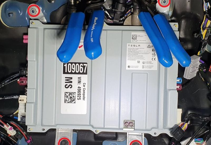 Маск заявляв про повністю автономний політ для всіх Tesla з 2016 року, але зараз потрібне оновлення апаратного забезпечення на спеціалізованих мікрофабриках.
