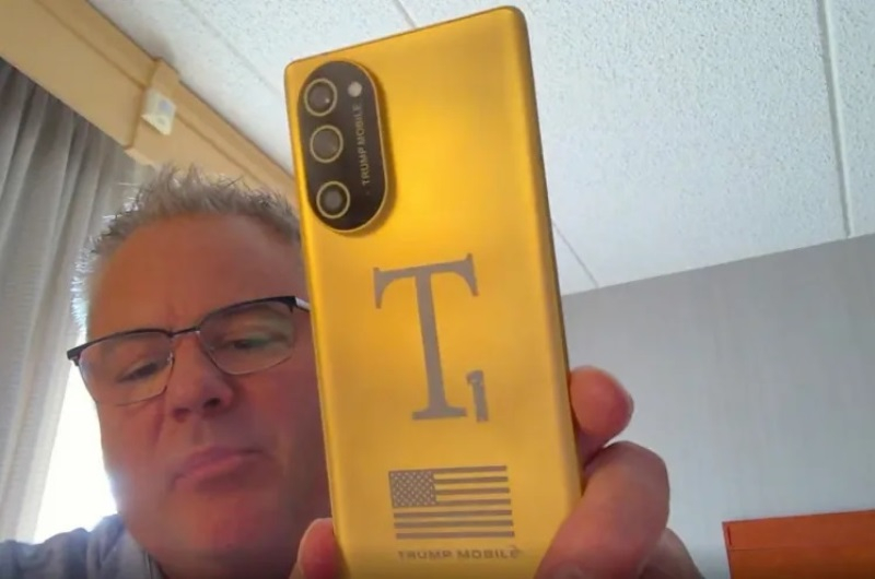 Трамп Мобайл презентувала новий дизайн смартфону T1 Phone і пояснила причини затримки його випуску