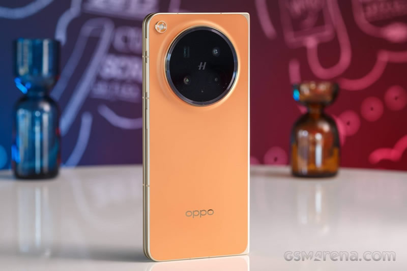 Оppo Find N6 – складний телефон, який розкрито для огляду камери перед анонсом 17 березня.