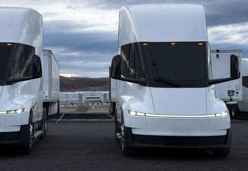 Ціна електричних вантажівок Tesla Semi виявилася значно вищою за оголошену, але все ще нижчою за конкурентів.