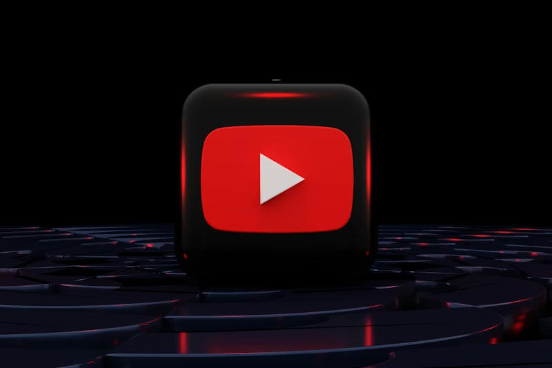 YouTube розпочав експеримент з AI‑ріміксами у Shorts, де нові відео створюються на основі існуючих.