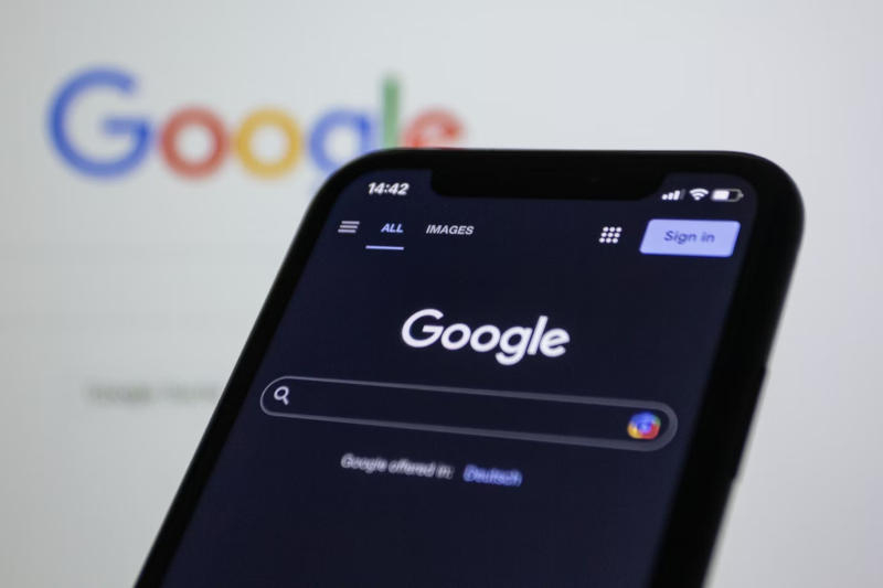 Мошонці ввійшли у пошукову систему Google і пропонують користувачам шахрайські номери банківських операторів.