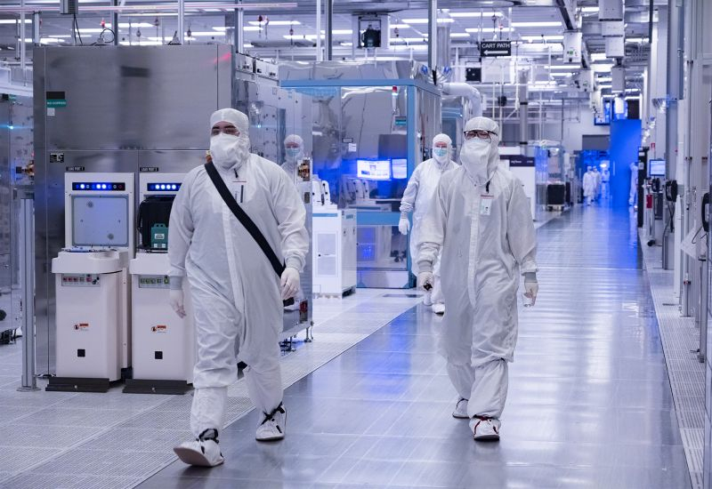 Акції Intel зросли на 14 %, коли з’явилися дані про угоду з Apple.