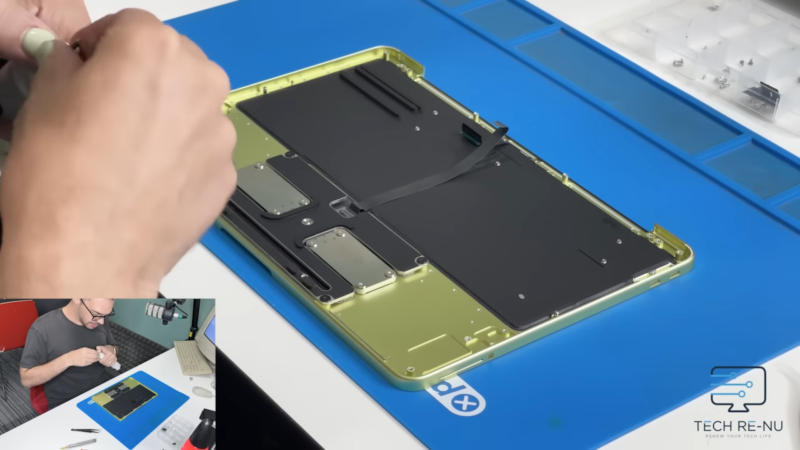 Apple MacBook Neo виявився простішим, ніж очікували – акумулятор навіть не зшили.