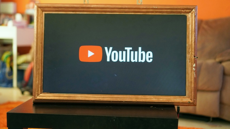 YouTube посилив конфлікт із блокувальниками реклами, почавши видаляти коментарі та описи відео користувачів