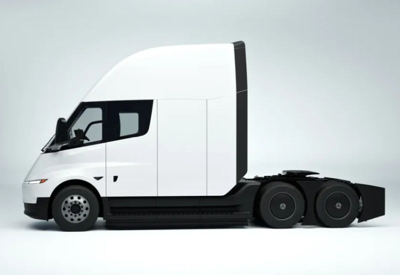 Грузові автомобілі Tesla Semi оснащені акумуляторами з меншою ємністю, але їх дальність залишається незмінною.