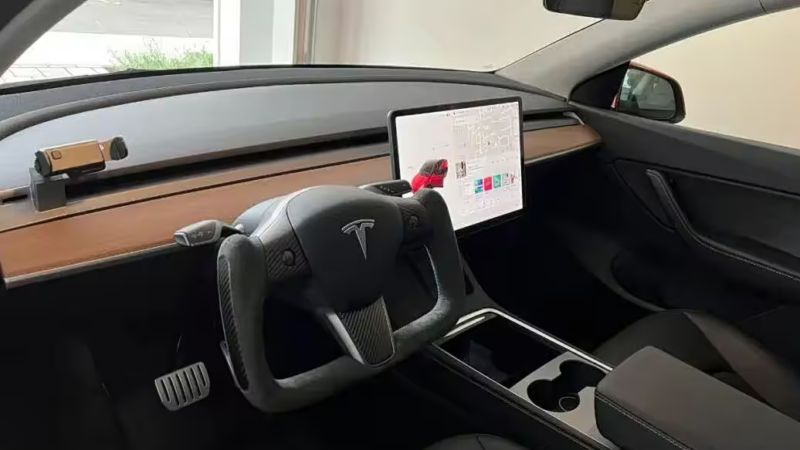 Китай скаже про припинення використання нестандартних кермов у автомобілях, цілиться на рулями Tesla