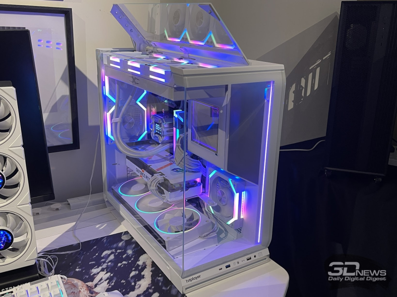 Репортаж із виставкової стенди 1stPlayer на Computex 2026: панорамні корпуси, СЖО, вентилятори‑екрани та невеликі, але потужні блоки живлення